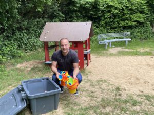 Versprechen eingelöst: Bürgermeister lässt Spielzeugboxen aufstellen und sorgt für initiale Bestückung mit Sandspielzeug